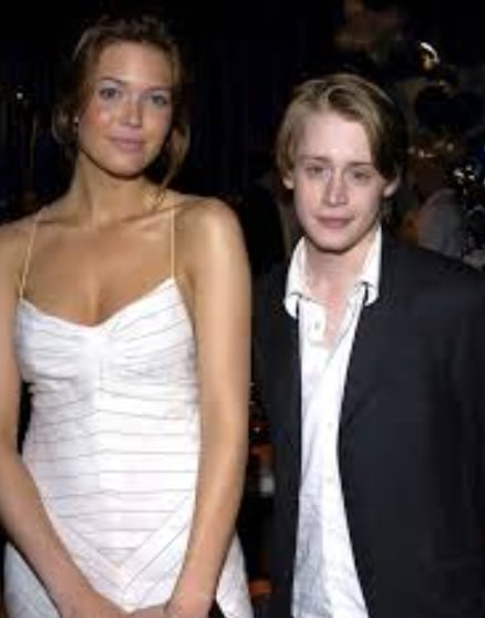 曼蒂摩兒 Mandy Moore 自曝未成年喝酒！麥考利克金 Macaulay Culkin 親自帶壞她：「像冰淇淋一樣好喝！」