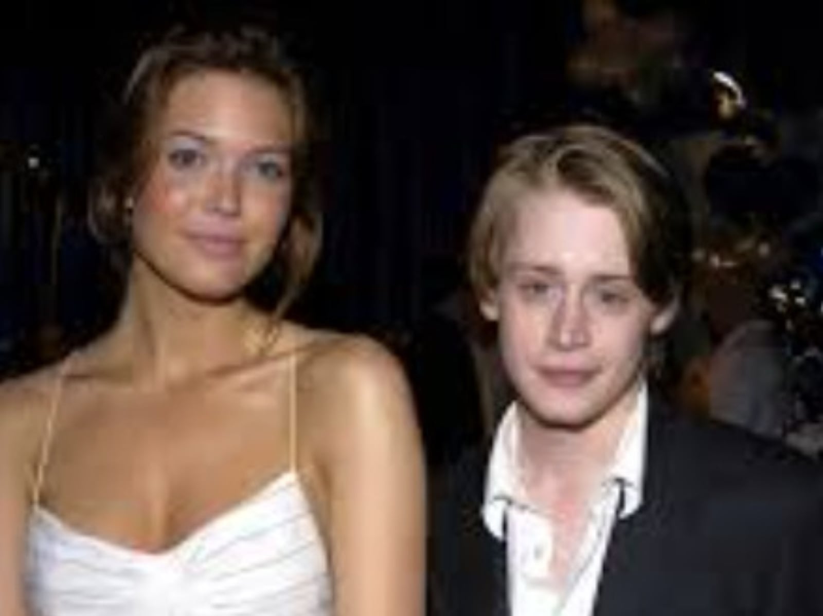 曼蒂摩兒 Mandy Moore 自曝未成年喝酒！麥考利克金 Macaulay Culkin 親自帶壞她：「像冰淇淋一樣好喝！」