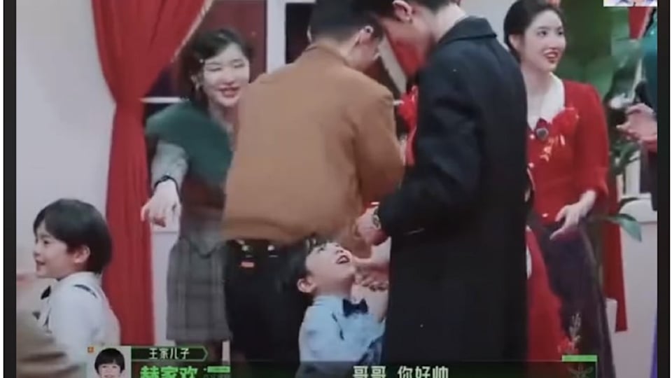 張凌赫被萌娃告白「哥哥你好帥」！寵溺神回應曝光，粉絲：「以後肯定是好爸爸！」