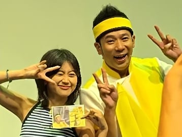 「大小姐」藍愛子大學畢業！睽違 8 年重逢香蕉哥哥，感性喊：「我是快樂的大人了！」