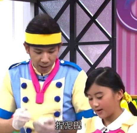 「大小姐」藍愛子大學畢業！睽違 8 年重逢香蕉哥哥，感性喊：「我是快樂的大人了！」