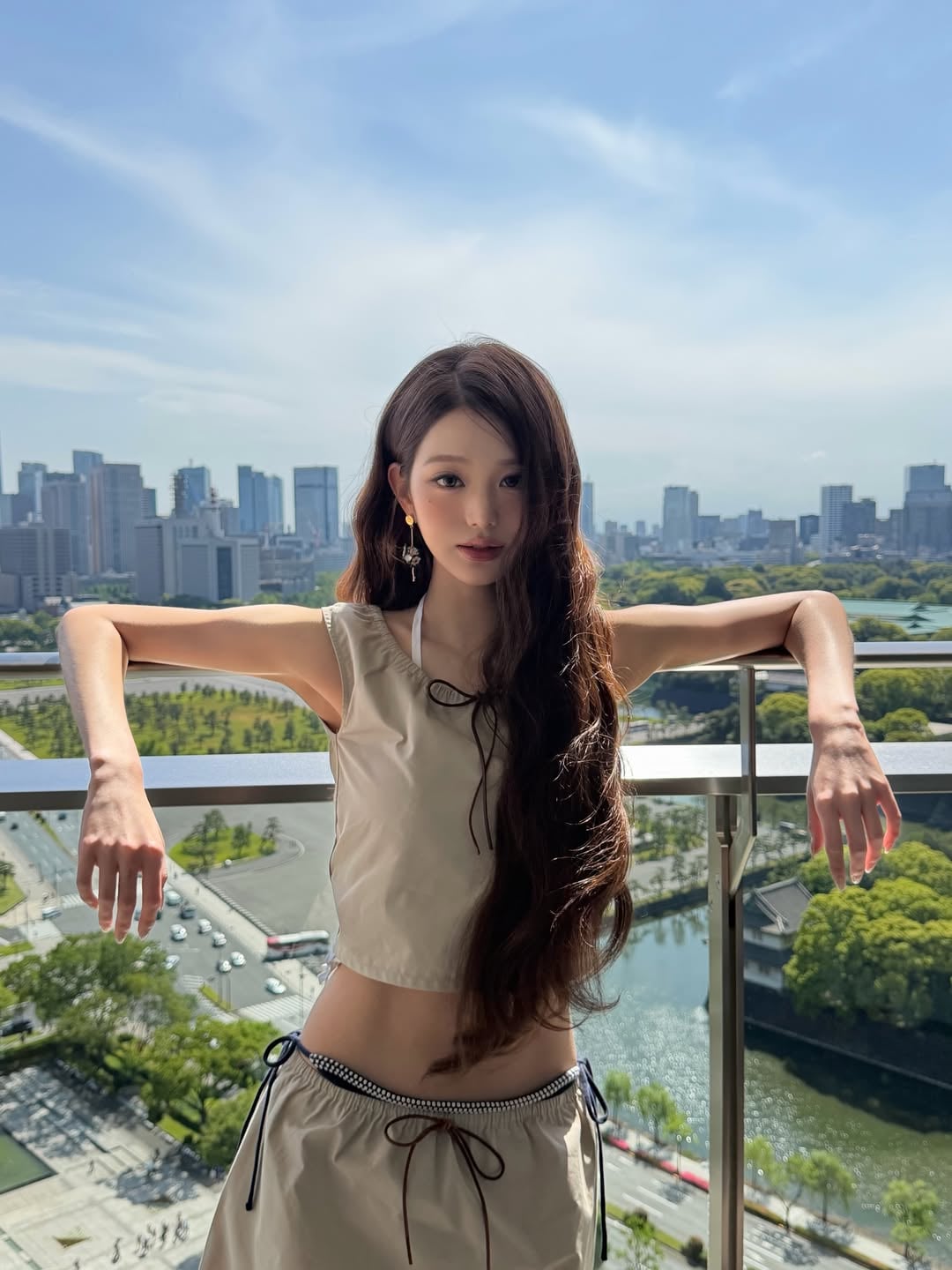 IVE 張員瑛機場單手抽護照、全程抱胸畫面曝光！網轟：「明星病末期！」