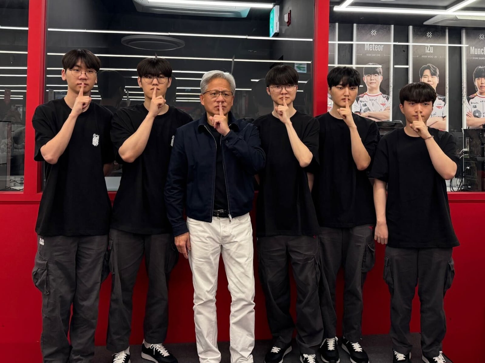 黃仁勳訪韓第一站直接與 Faker 見面！兩人聯手簽名送出 RTX 5090 顯卡，現場粉絲嗨翻！