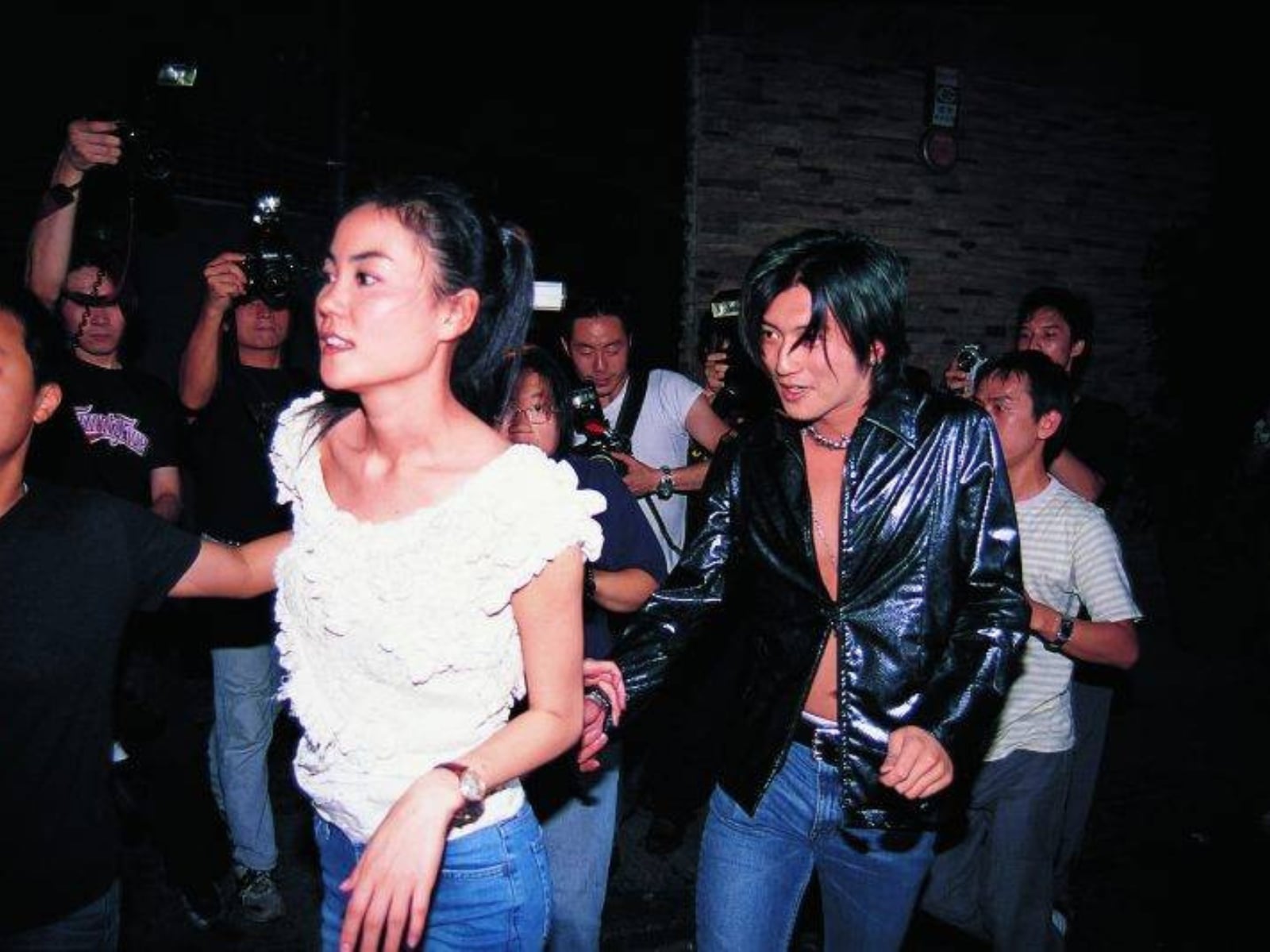 王菲現身謝霆鋒演唱會！肩背三角包、情侶裝、鑽戒⋯3 大細節引爆「鋒菲戀」甜蜜話題！