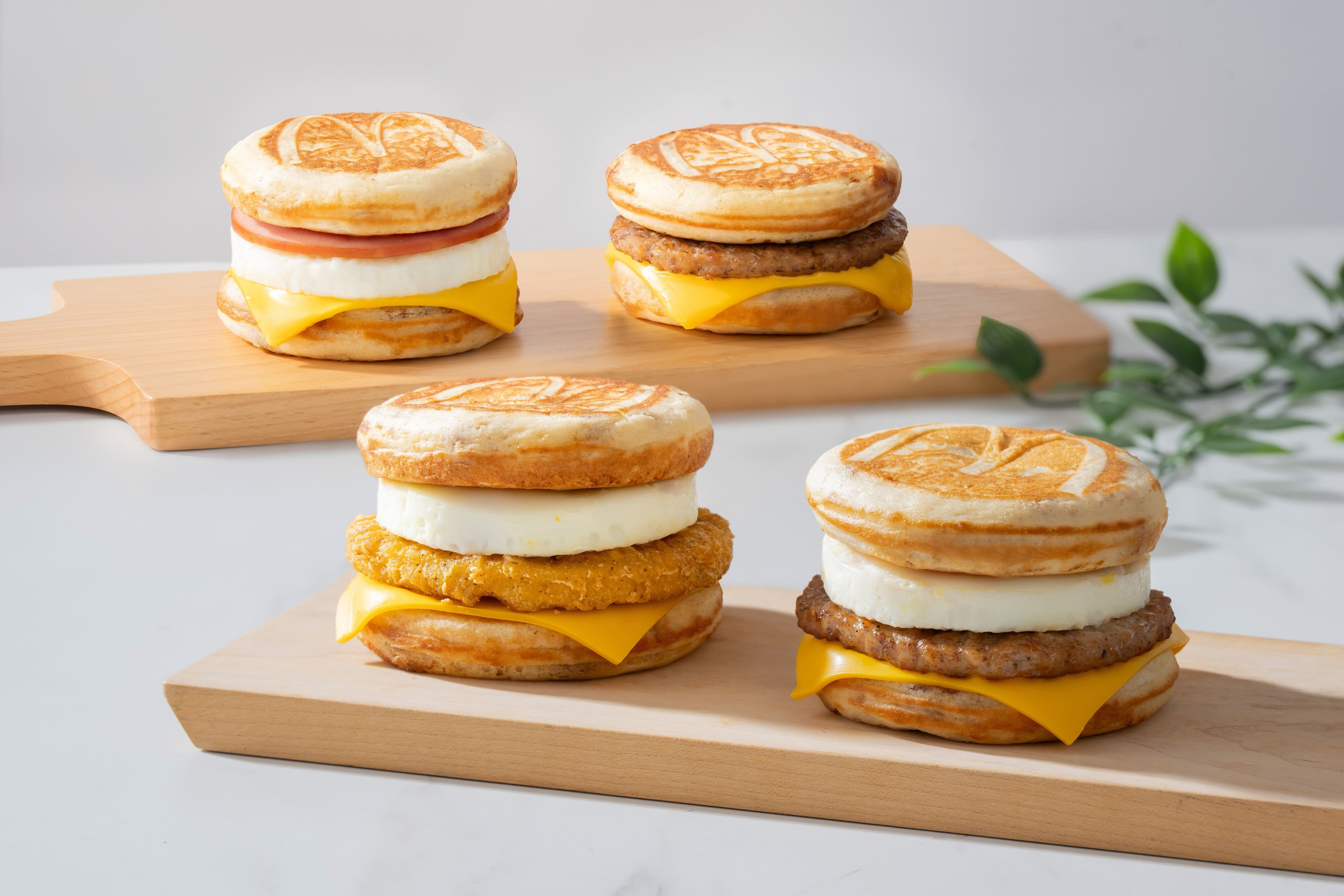 麥當勞 McGriddles 厚鬆餅堡再度登台!珍珠奶茶冰炫風同步回歸!⋯開賣時間、價格一次看!
