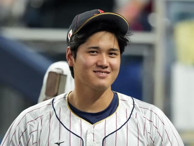 MLB / 大谷翔平被蟑螂嚇壞！躲球僮身後畫面曝光，網笑翻：「終於發現弱點！」