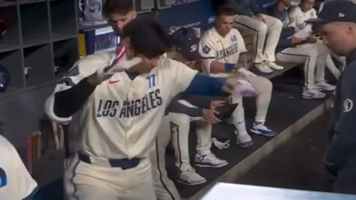 MLB / 大谷翔平被蟑螂嚇壞!躲球僮身後畫面曝光,網笑翻:「終於發現弱點!」