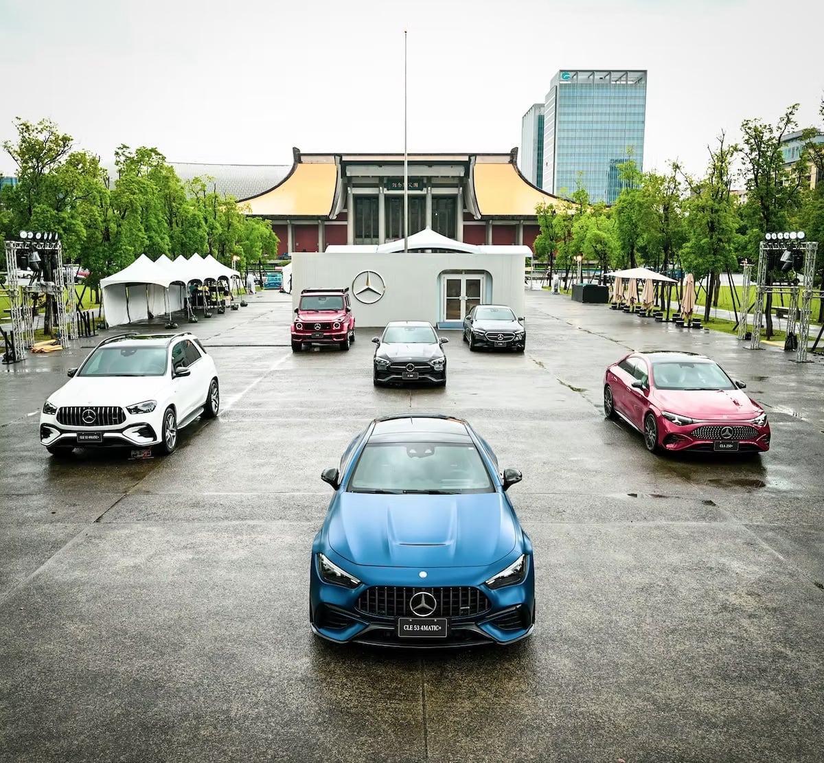 賓士 140 週年特展免費看!德國博物館神車空運來台、25 輛古董車排出「140」車陣超壯觀