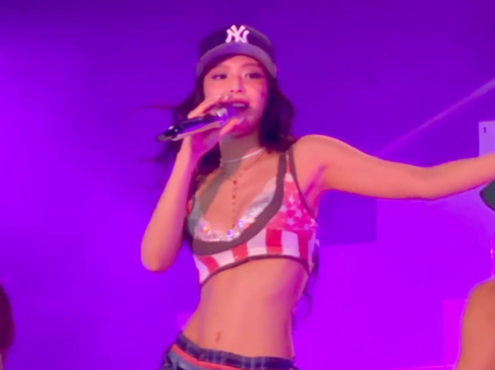 Jennie 紐約音樂節首唱 The Weeknd 合作曲〈One Of The Girls〉，3 首新歌驚喜曝光！