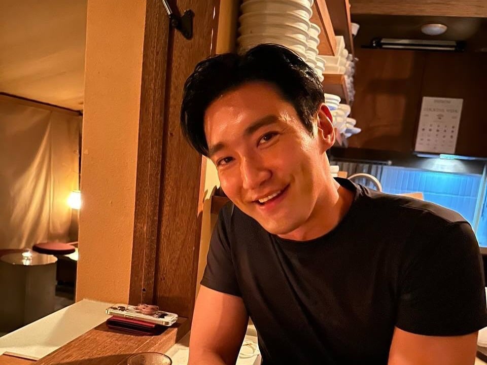 崔始源坐經濟艙幫乘客搬行李！親民舉動引粉直呼：「他人好好！」