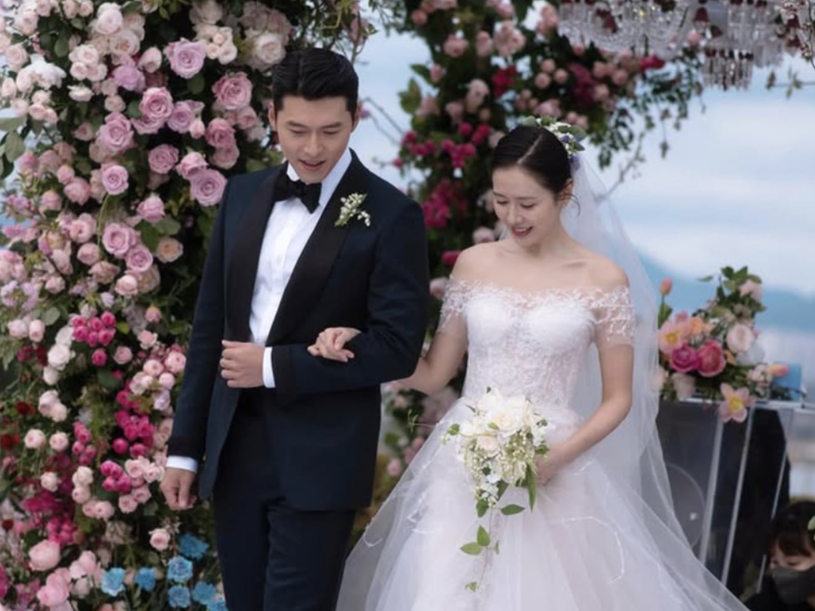 孫藝真曬一家三口海邊日常！玄彬彎腰追螃蟹寵兒畫面瘋傳：「爸爸魂藏不住！」