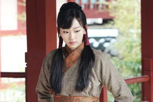 《鐵拳教育》秦基周身高 170 公分、曾任職三星、當過記者、和 IU 合作展露頭角⋯7 件事快認識!