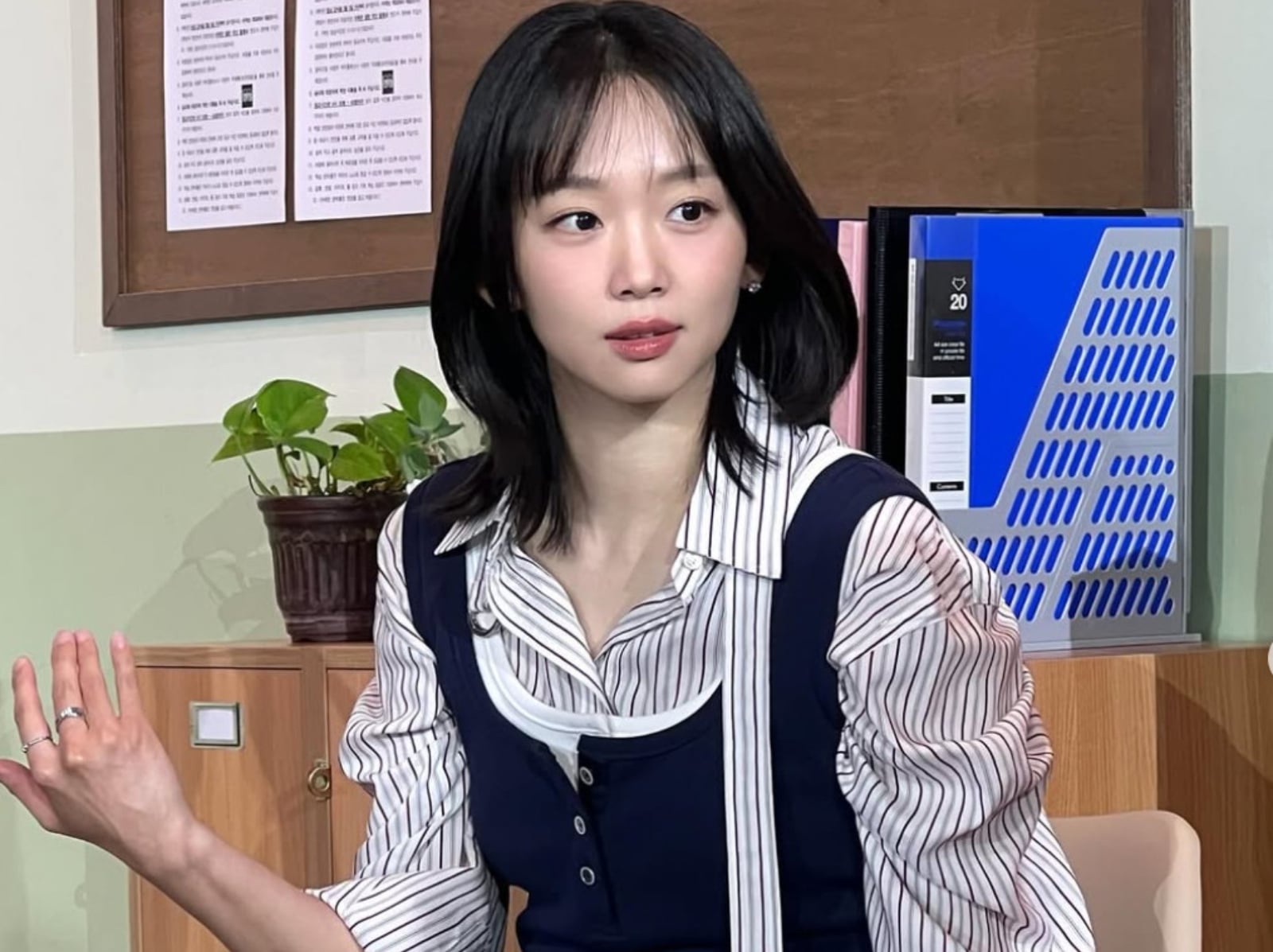 《鐵拳教育》秦基周身高 170 公分、曾任職三星、當過記者、和 IU 合作展露頭角⋯7 件事快認識！