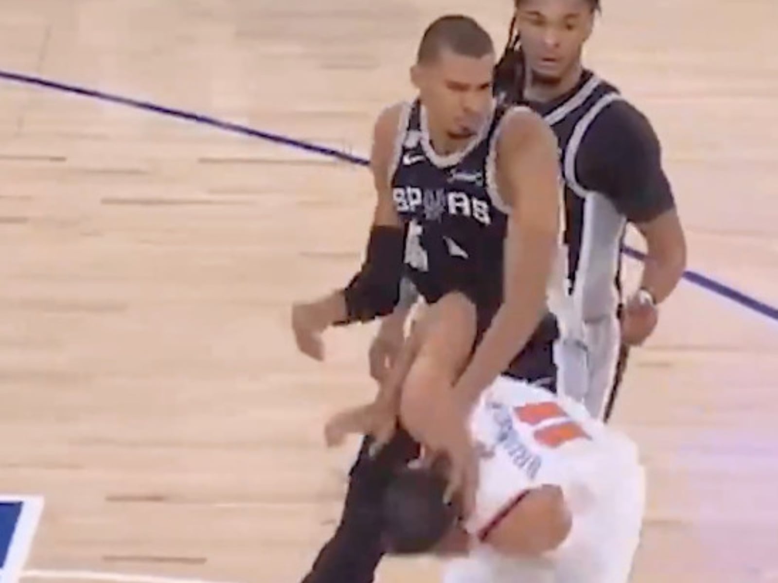 NBA／總冠軍 G3 Victor Wembanyama 揮手打中 Jalen Brunson 頭部！裁判睜眼沒吹，連轉播都傻眼！