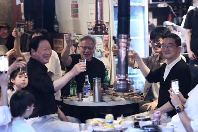 黃仁勳首爾弘大吃烤肉！Naver 李海珍刷臉買單、LG 會長親自服務震撼全場！