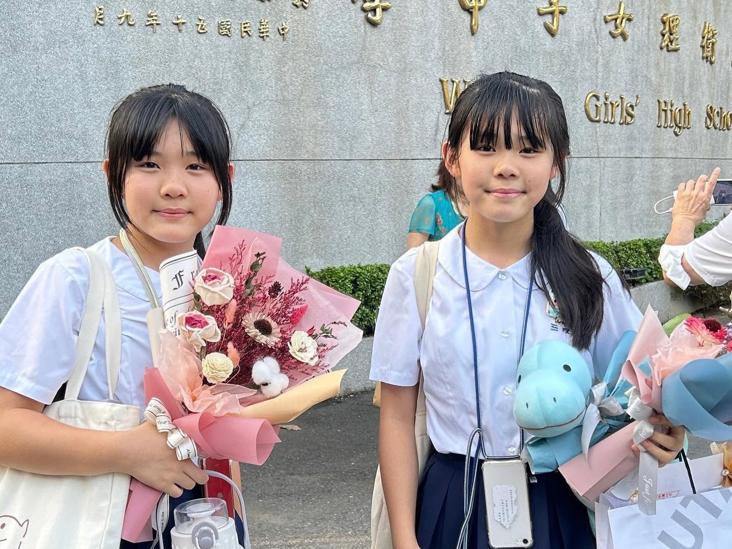 左左右右曬畢業證書告別高中！粉絲感嘆：「真的長大了！」