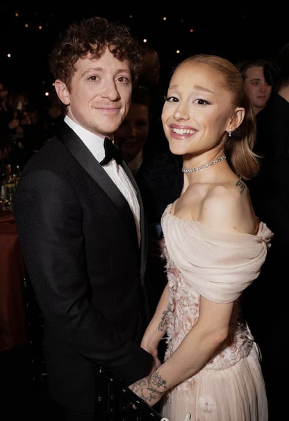亞莉安娜 Ariana Grande 與男友伊桑斯萊特 Ethan Slater 分手!交往近 3 年知情人士透露:「已是好友!」