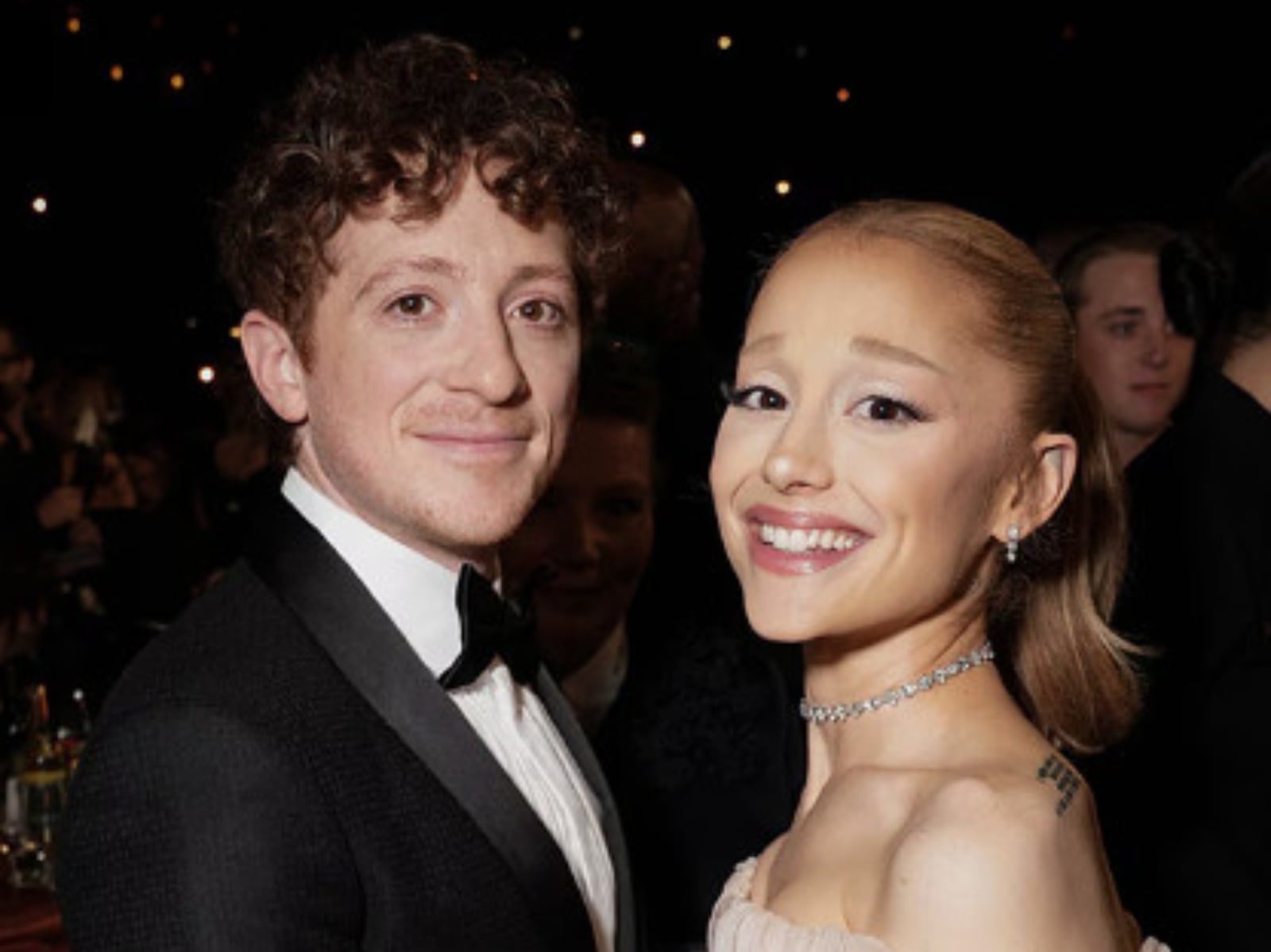 亞莉安娜 Ariana Grande 與男友伊桑斯萊特 Ethan Slater 分手！交往近 3 年知情人士透露：「已是好友！」