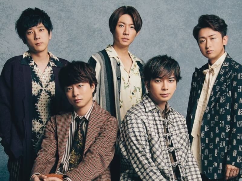 「嵐」15 年前暴雨演唱會畫面！大野智髮型超防水引網驚：「這到底是哪牌髮膠？」