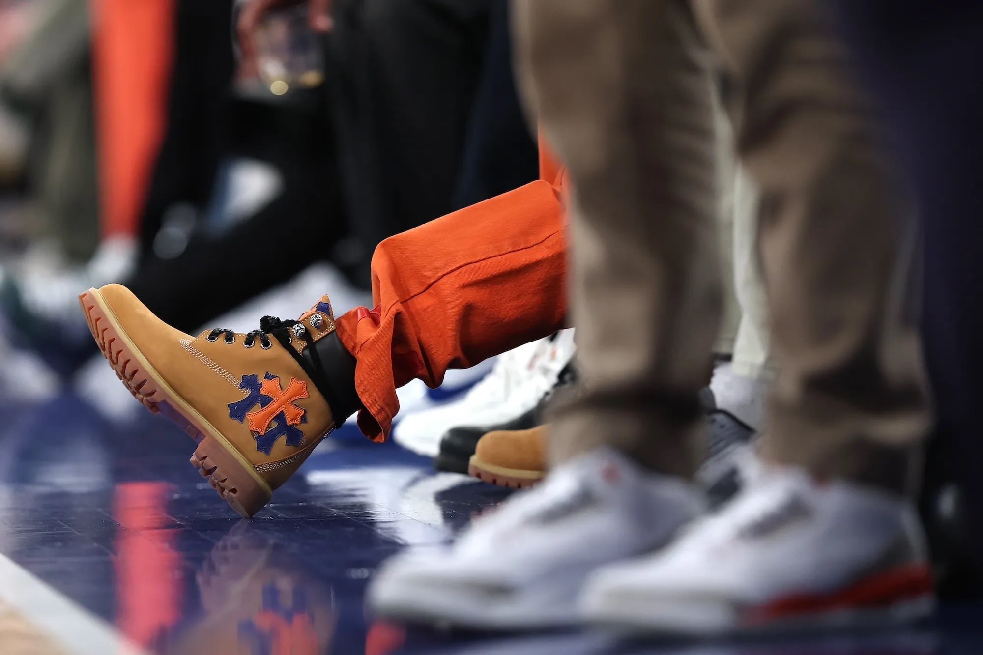 甜茶 NBA 球場穿搭又炸了!全橘套裝搭 Chrome Hearts x Timberland 聯名靴現身尼克主場