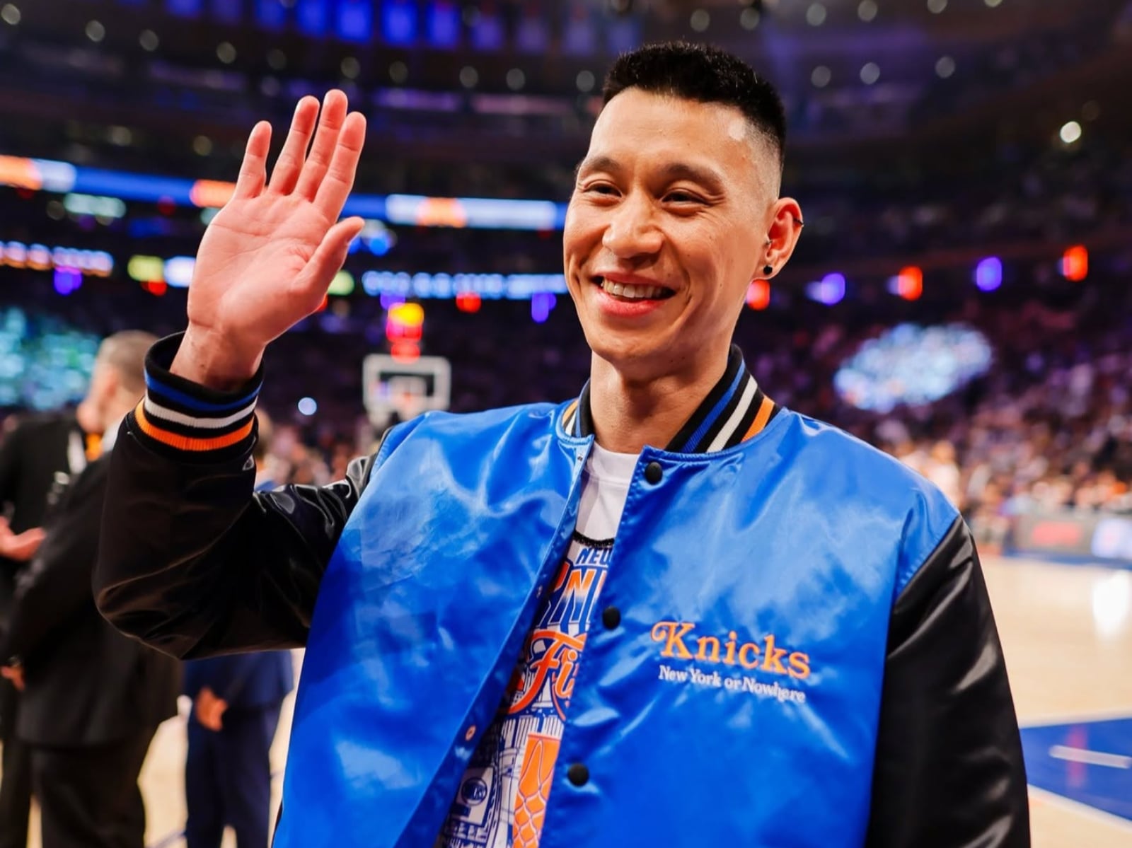 NBA／林書豪 Jeremy Lin 總冠軍賽 G3 重返尼克主場！全場起立鼓掌，致敬影片播出瞬間超催淚！