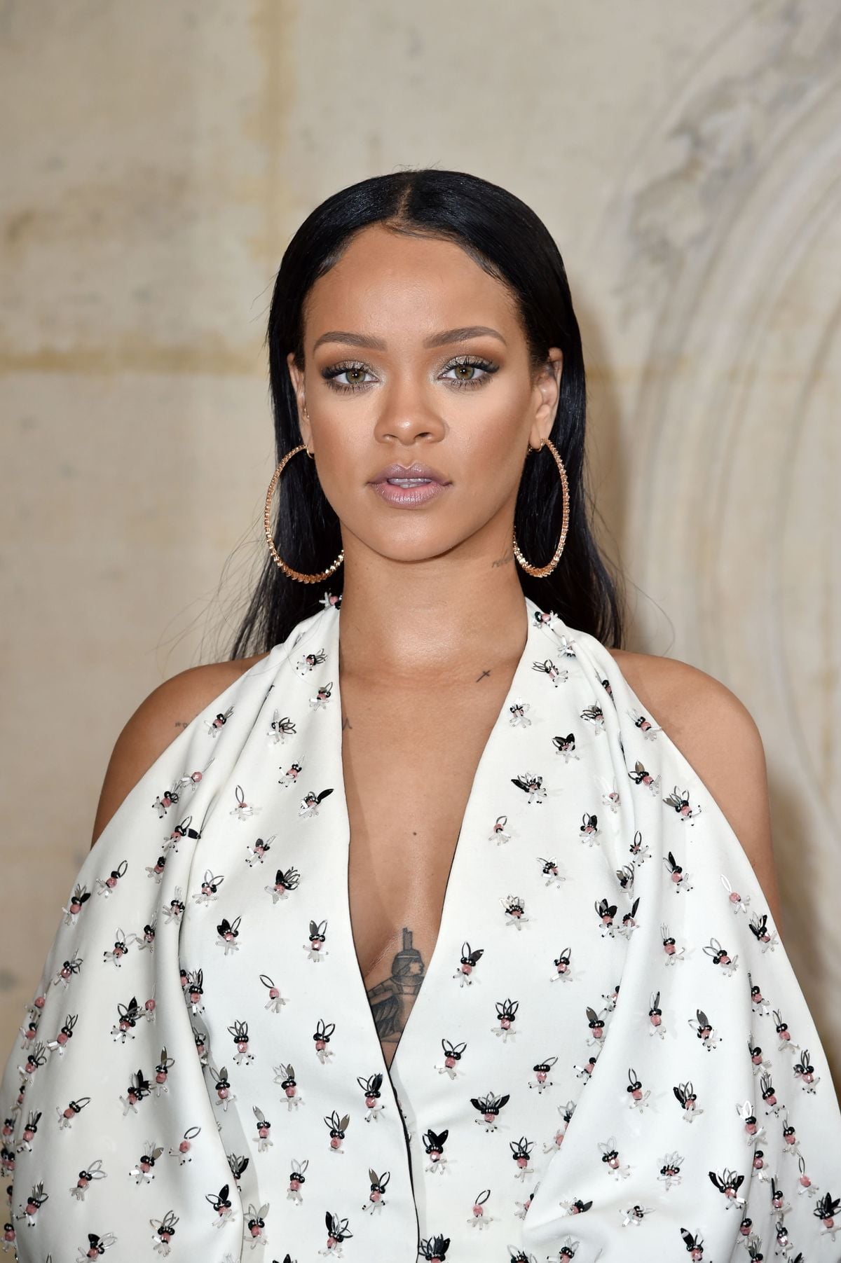 蕾哈娜 Rihanna 親揭強大秘訣:「沒有勇氣就假裝無所畏懼!」這句話讓粉絲深受同感