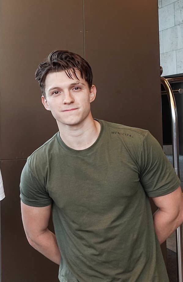 湯姆·霍蘭德 Tom Holland 引克里斯汀·貝爾金句反內耗:「沒我電話的人,你的意見毫無意義」
