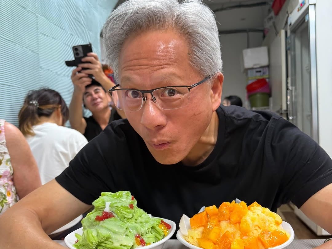 黃仁勳訪韓發零食親民！SK 會長崔泰源用丟的，挨轟：「像在餵狗！」