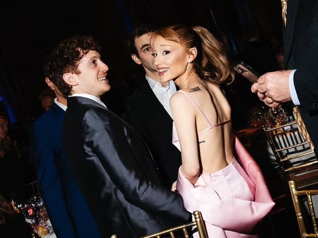 亞莉安娜 Ariana Grande《魔法壞女巫》伊森史萊特爆分手！知情人士曝內幕！