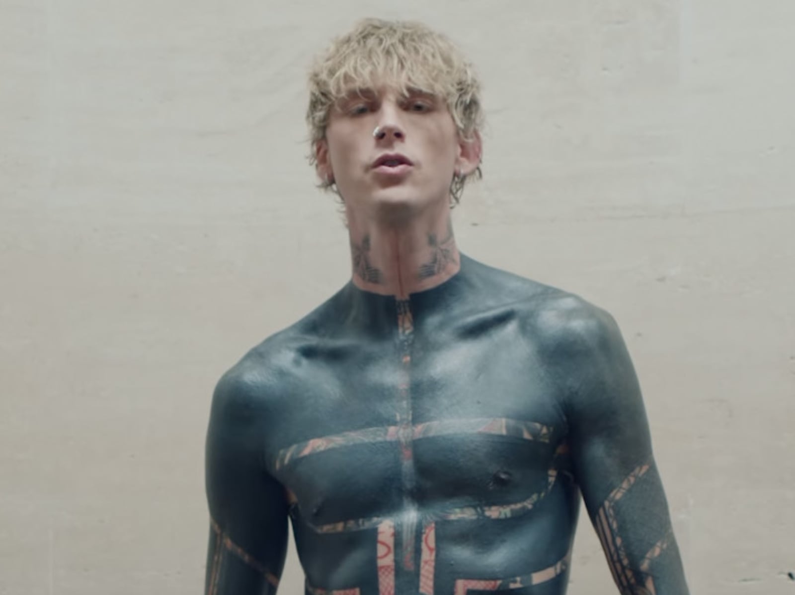 Mgk 自爆黑色全身刺青極限操作！2 個月硬拚 2 年工程、皮膚變黃驚曝健康警訊！