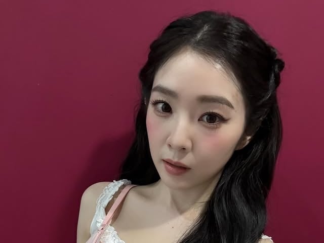Red Velvet Irene 站金正恩旁邊合照再掀討論！脫北專家爆：「100% 刻意安排！」