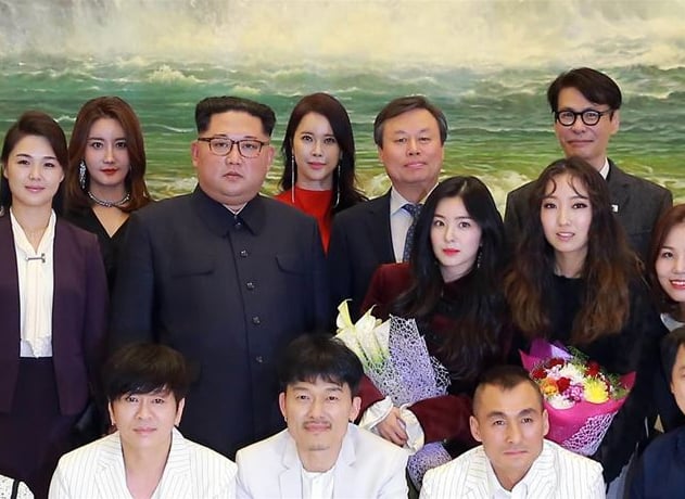 Red Velvet Irene 站金正恩旁邊合照再掀討論!脫北專家爆:「100% 刻意安排!」