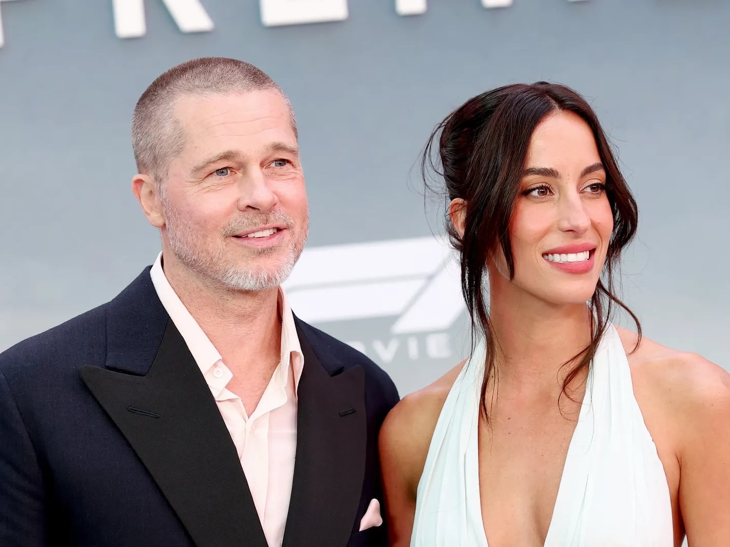 布萊德彼特 Brad Pitt 巴黎放閃小 29 歲女友！法網全程靠在一起，網友：「完全沒有父女感！」