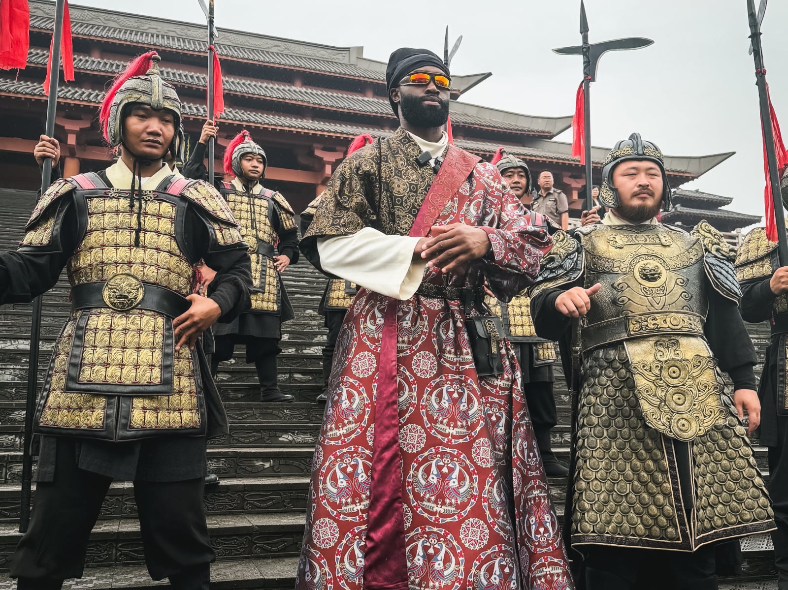 NBA／Jaylen Brown 中國行化身「龍布朗」登機！少林寺習武、穿龍袍，網笑：別人打總冠軍他先當皇帝！