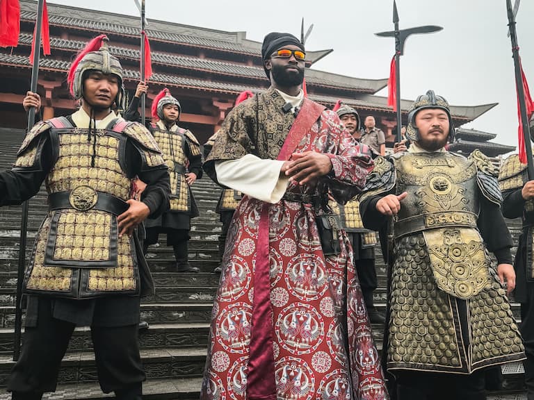 NBA／Jaylen Brown 中國行化身「龍布朗」登機！少林寺習武、穿龍袍，網笑：別人打總冠軍他先當皇帝！