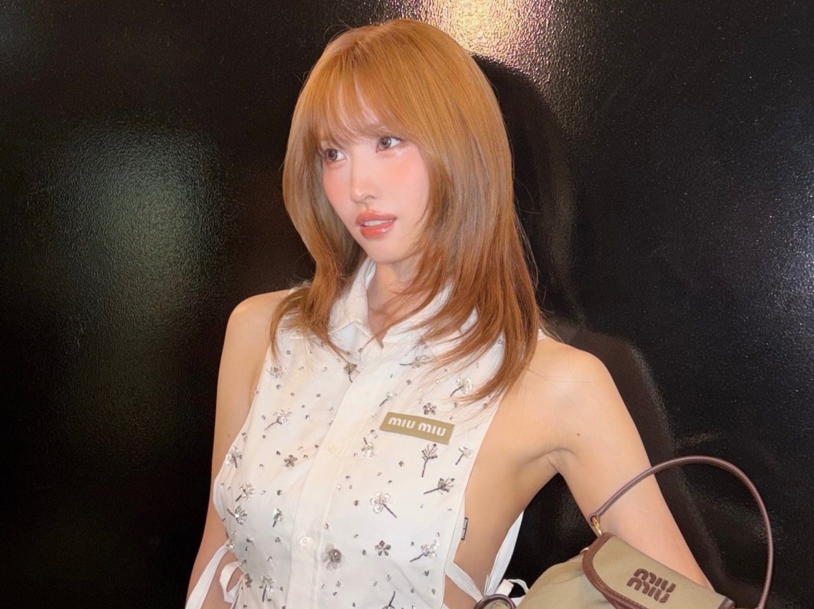TWICE Momo 身高 163 側身全空辣照引網暴動！人間 Miu Miu 最新同款包曝光！