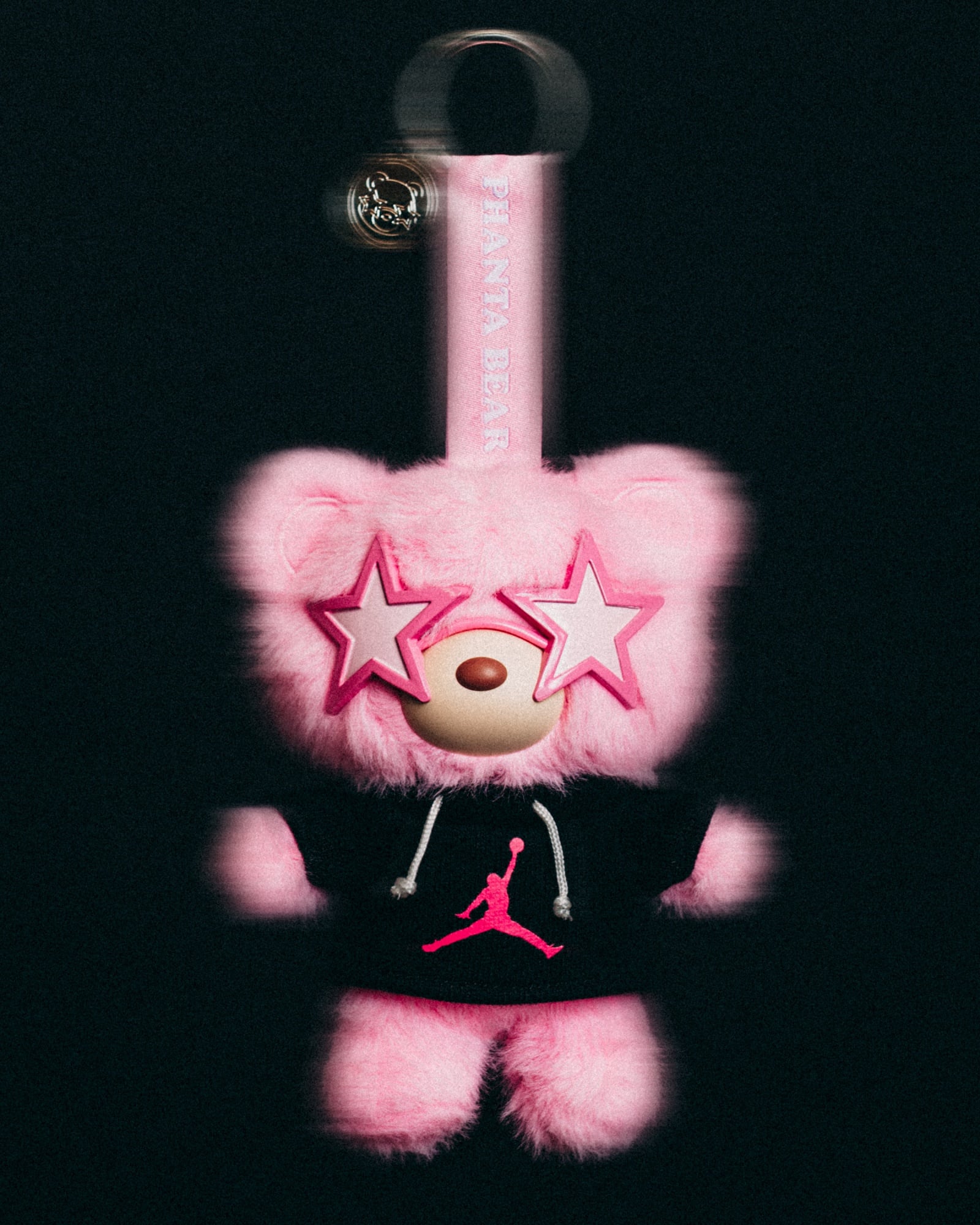 周杰倫 × Jordan Brand 首度聯名!PHANTACI 推限定球衣、毛絨熊⋯嘉年華 II 巡演必搶周邊!