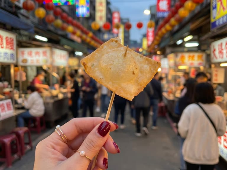 台北網友台南旅遊點鹹酥雞驚見「20 元蛋餅皮」！一吃驚艷：「完全停不下來！」