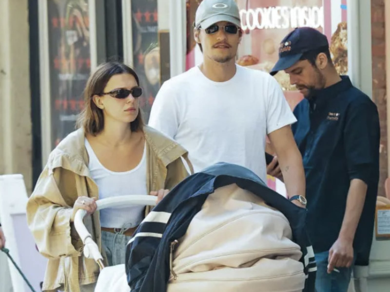 米莉芭比布朗 Millie Bobby Brown 包包、嬰兒車自己來！老公兩手空空被罵翻霸氣喊：「憑什麼批評我老公？」