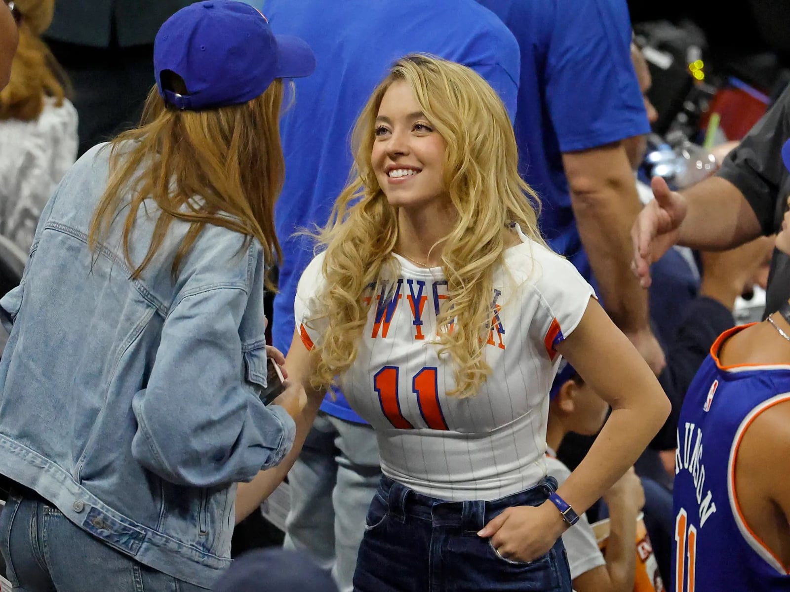 NBA / Sydney Sweeney 連兩場現身 NBA 總冠軍賽！客製 Brunson 球衣與傲人身材成場邊焦點！