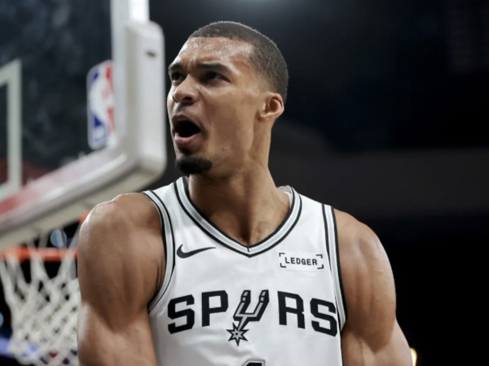 NBA／斑馬 Victor Wembanyama 記者會霸氣 Mic Drop！「謝謝你們，後會無期」全場傻眼！