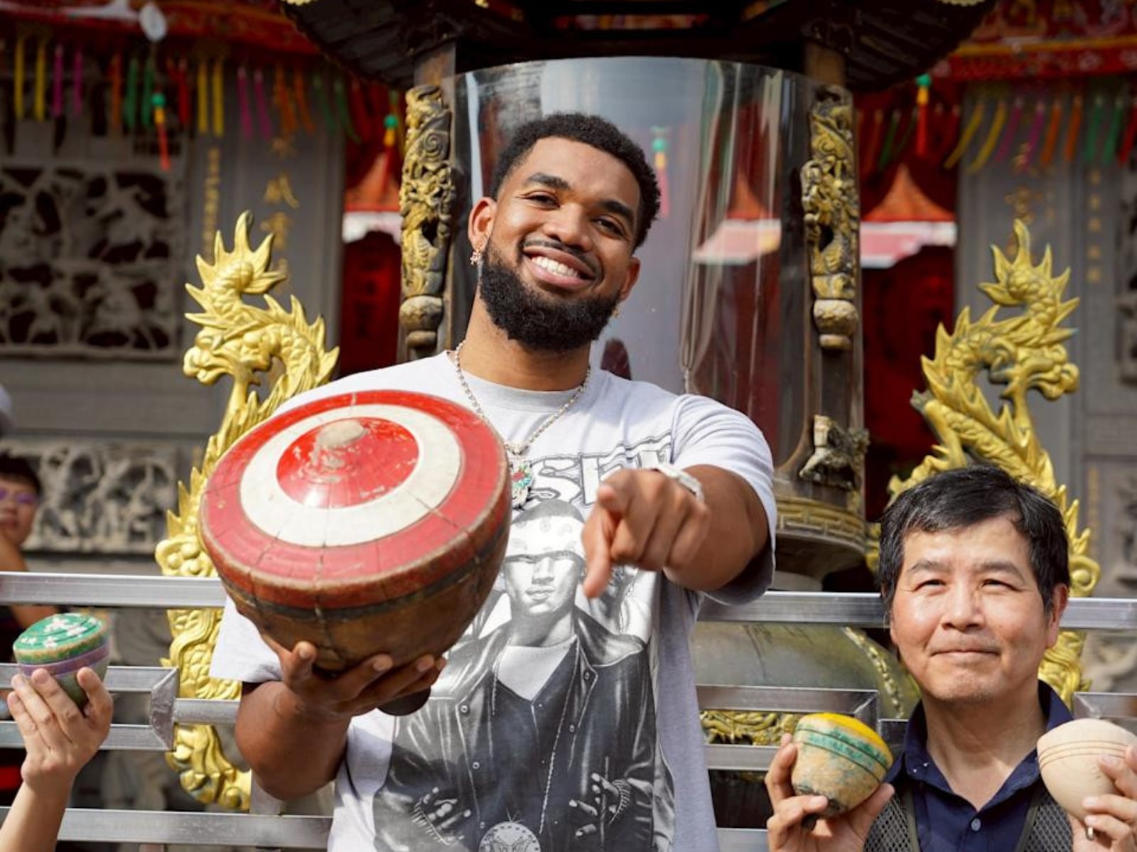 NBA／KAT 桃園拜拜「聖筊」成冠軍伏筆？尼克睽違 53 年奪冠，網笑：下次球星來台必排拜拜行程！