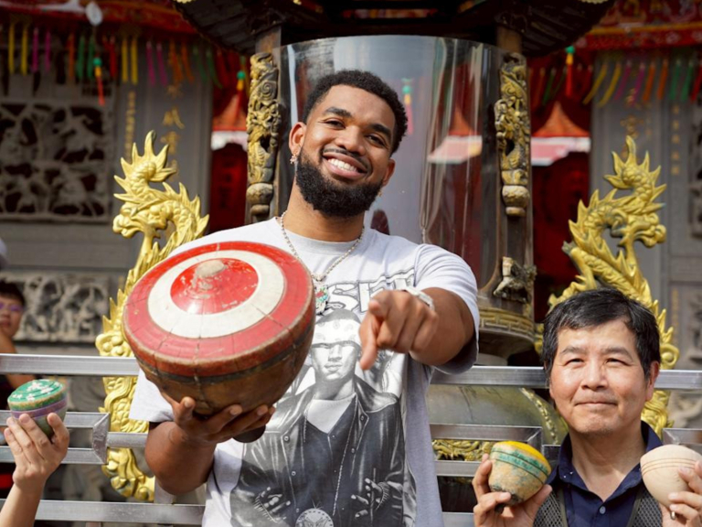 NBA/KAT 桃園拜拜「聖筊」成冠軍伏筆?尼克睽違 53 年奪冠,網笑:下次球星來台必排拜拜行程!