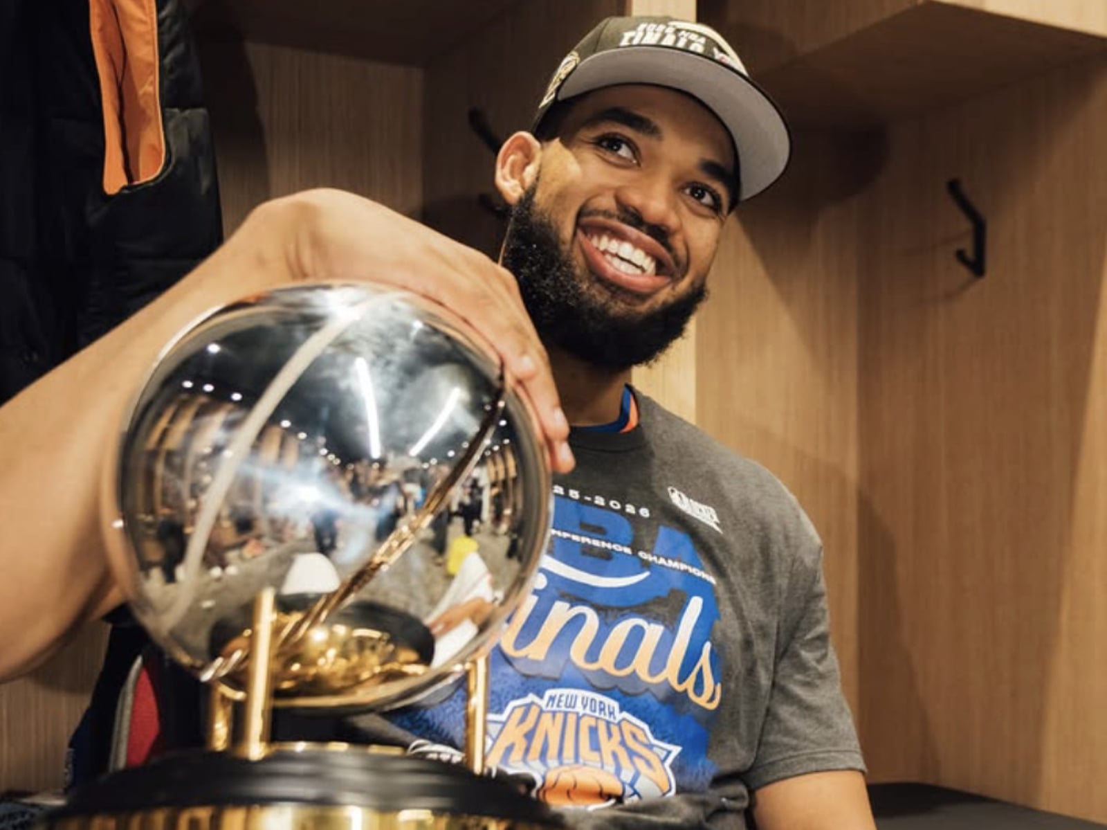 NBA／Karl-Anthony Towns 奪冠後暖心故事曝光！ESPN 作家親眼目睹：「他記得每位工作人員的家人！」