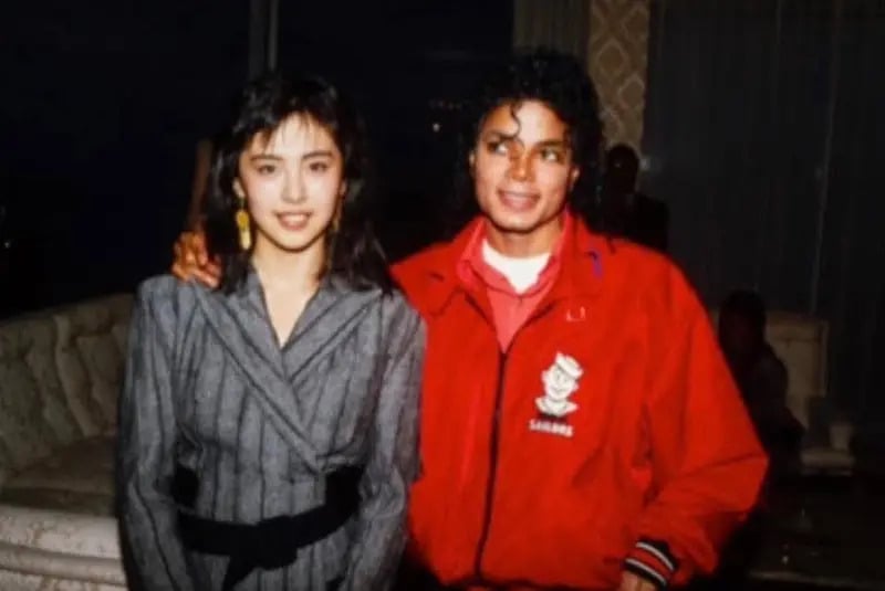 麥可傑克森 Michael Jackson 同框王祖賢合照曝光!當年互動細節再掀討論!