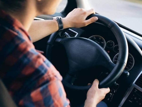 汽車駕照考試大改版！題庫擴充 1100 題、影片題正式導入⋯新制一次看！