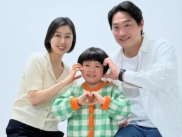 《鐵拳教育》宇振爸爸爆紅！權東浩自爆公司倒閉沒戲拍：「是朴智妍伸出援手！」