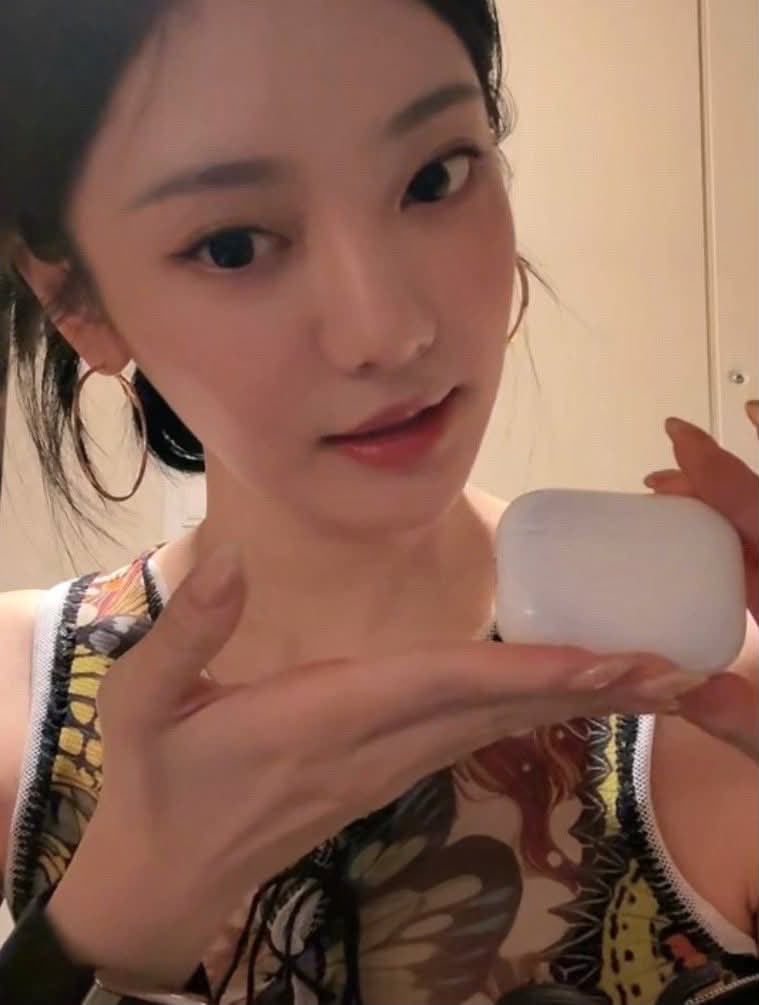 aespa 寧寧又買新 AirPods?過去弄丟超過 30 副耳機,粉絲笑稱:「這才是真正的蘋果大戶!」