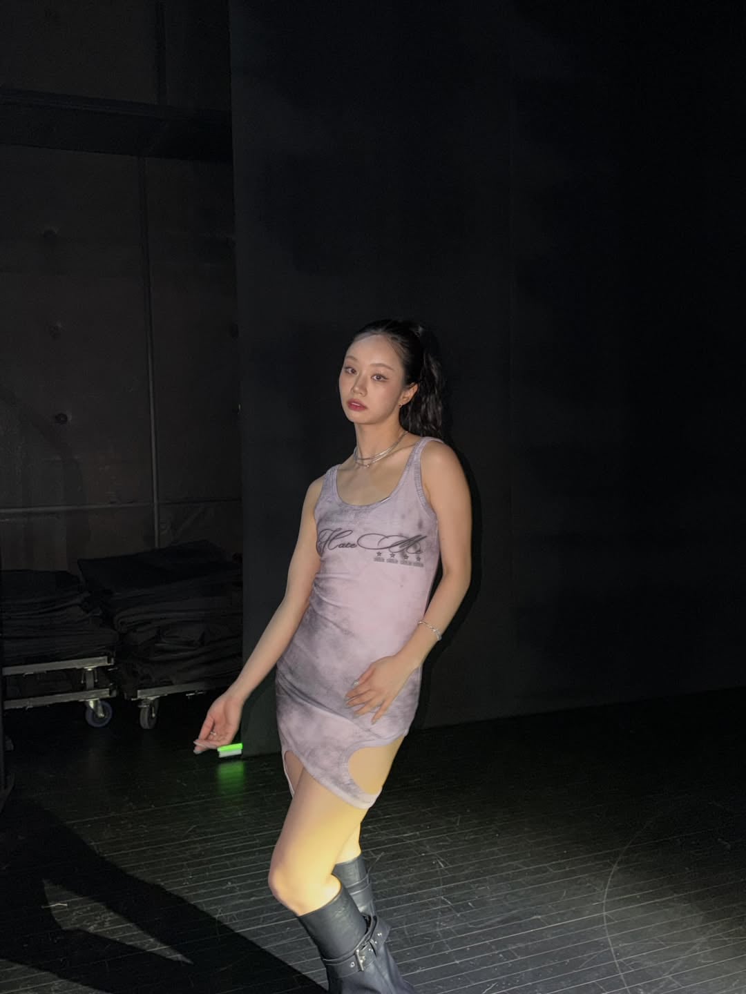 惠利見面會緊身裙暈染設計引視覺誤會!網友直言:「造型師該主動請辭吧!」