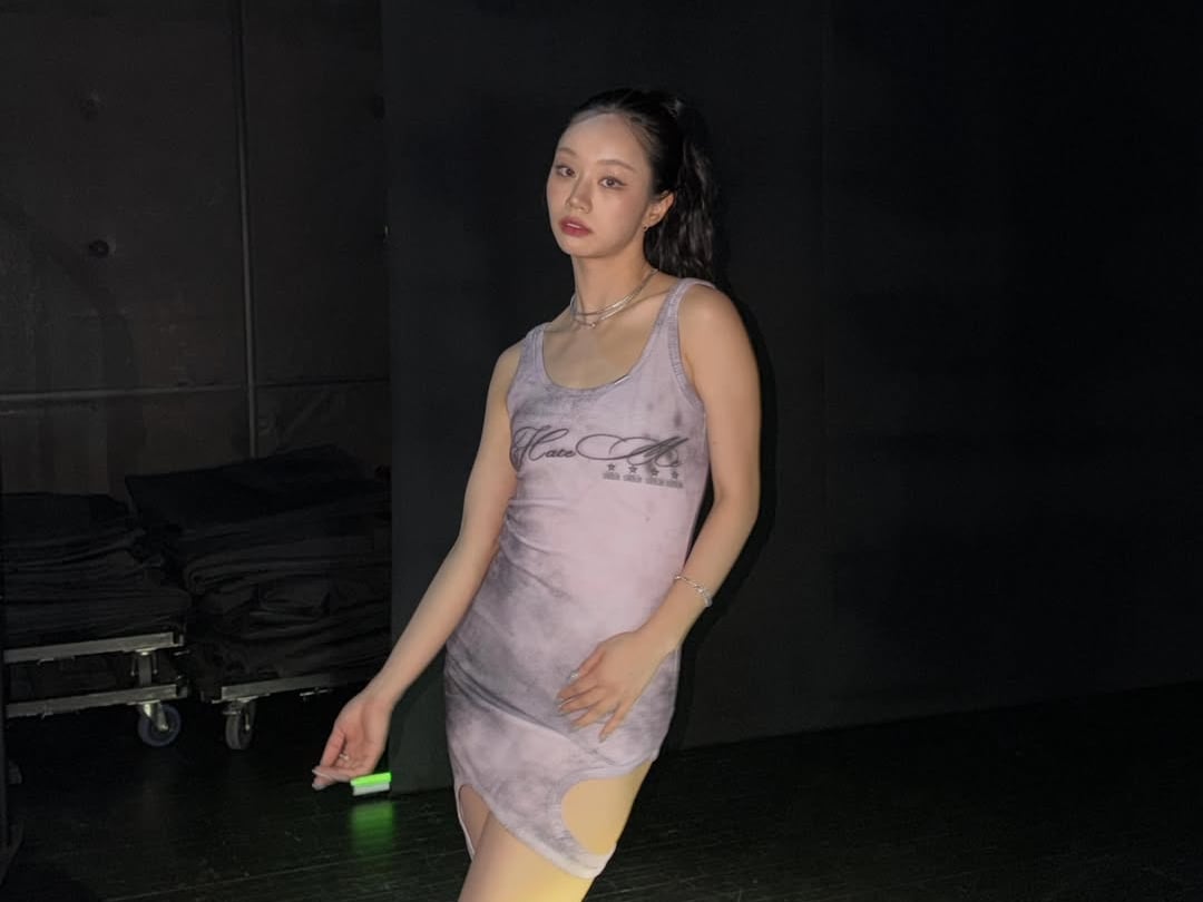 惠利見面會緊身裙暈染設計引視覺誤會！網友直言：「造型師該主動請辭吧！」